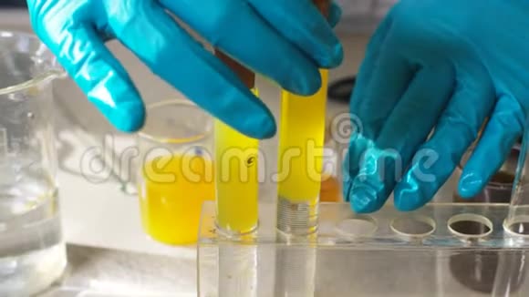 实验室试管中的黄色液体和黑色油视频的预览图
