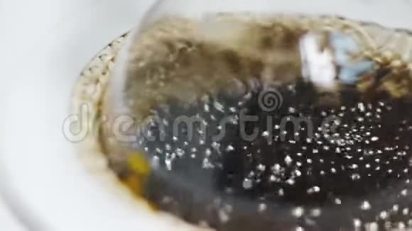 表面有气泡的大型蒸馏黑油视频的预览图
