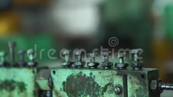 废弃工作场所旧工业机器的特写工业车间视频的预览图