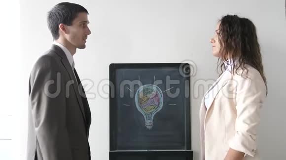 两个生意伙伴在一个穿西装的男人和女人见面时握手成功的交易3840x2160视频的预览图
