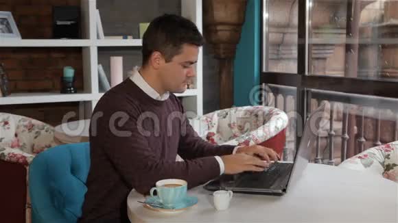 咖啡馆的笔记本电脑上的男人视频的预览图