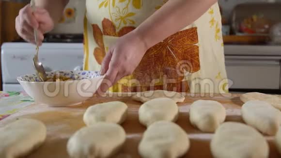 做饭一个女人放馅饼视频的预览图