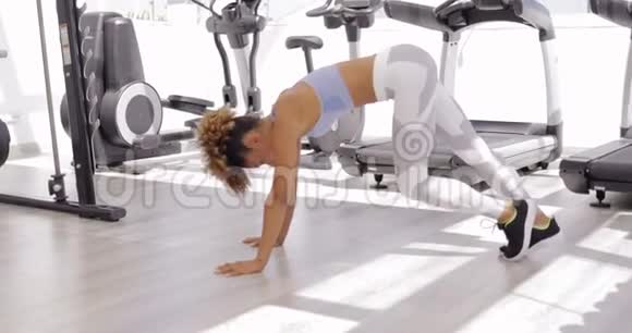 一个人在健身房锻炼视频的预览图