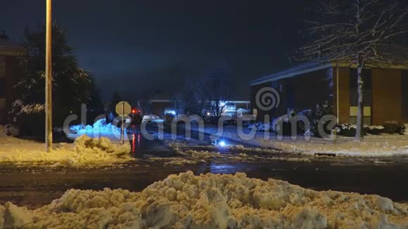 夜幕降临后拖拉机用推土机清扫积雪2平地机起了暴风雪视频的预览图