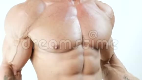 肌肉男用哑铃锻炼二头肌视频的预览图