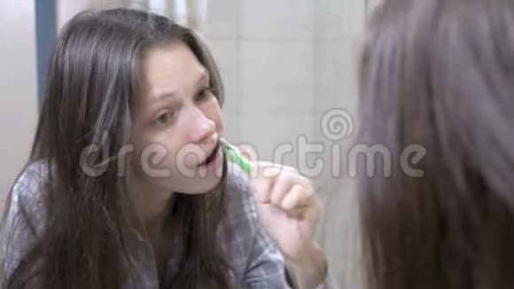 熟睡的女人在镜子前的浴室里刷牙视频的预览图