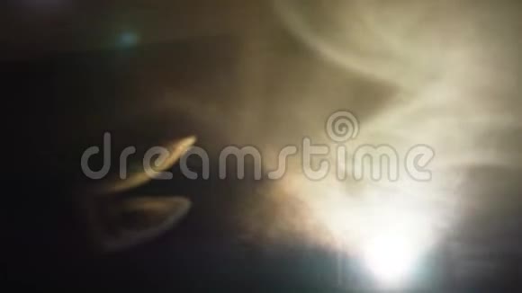 烟流从洞中渗出光线反射视频的预览图