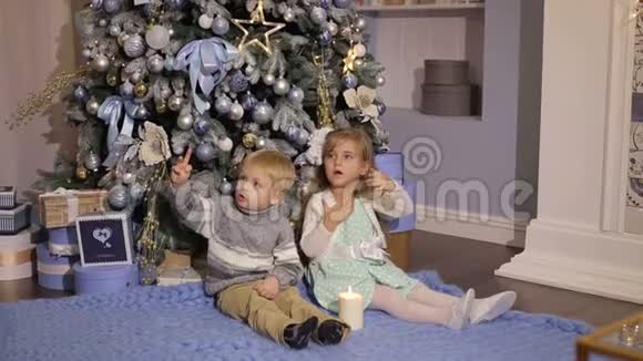 小孩子在圣诞树附近许愿视频的预览图