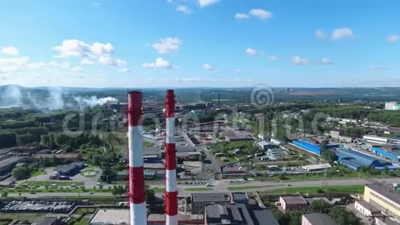 道路附近有红白条纹烟囱的工业工厂的特写录像以上工业区视频的预览图