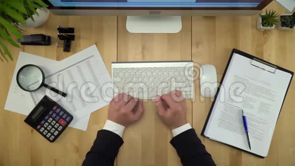 商务人士在电脑及签署文件方面的工作视频的预览图