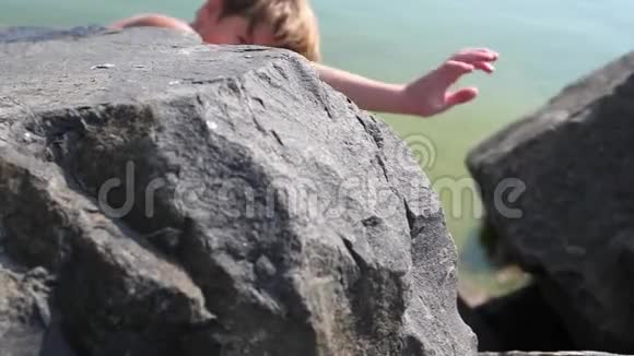 登山者爬上岩石身高的成就一项极限运动手举起来视频的预览图