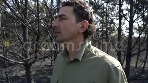 绝望的人站在燃烧的森林里野火生态灾难视频的预览图