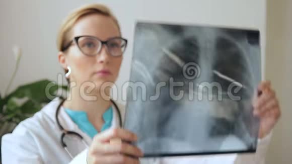 女医生检查肺部x光手拿在室内视频的预览图