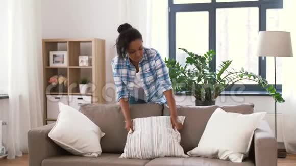 非裔美国妇女安排沙发靠垫视频的预览图