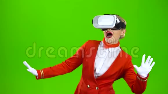 戴着虚拟现实眼镜的空姐玩游戏绿色屏幕视频的预览图