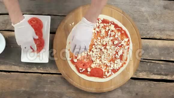 厨师做卡普雷斯比萨饼视频的预览图