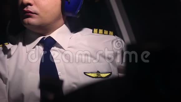 工作中认真的专业飞行员检查飞行指标与机组人员交谈视频的预览图