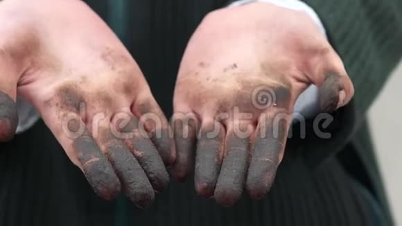 一个农民女孩把手放在泥土里视频的预览图