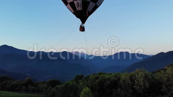 热气球在山上飞行4K视频的预览图