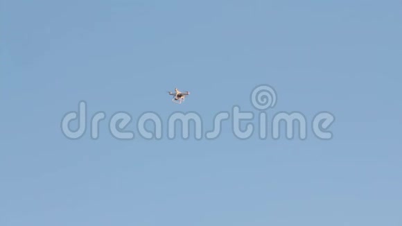 无人机在蓝天上飞走了在蓝天的映衬下视频的预览图