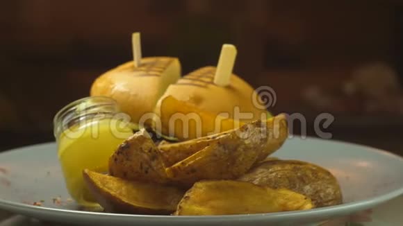 美国酸辣汉堡配土豆切皮片和法国芥末视频的预览图