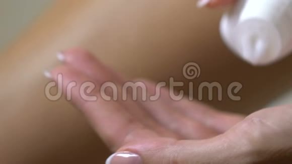 在浴室化妆品和皮肤护理中刮腿后涂奶油的女人视频的预览图
