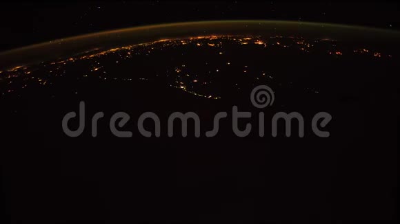 来自国际空间站的地球和意大利这段视频的元素由美国宇航局提供意大利点亮了夜灯视频的预览图