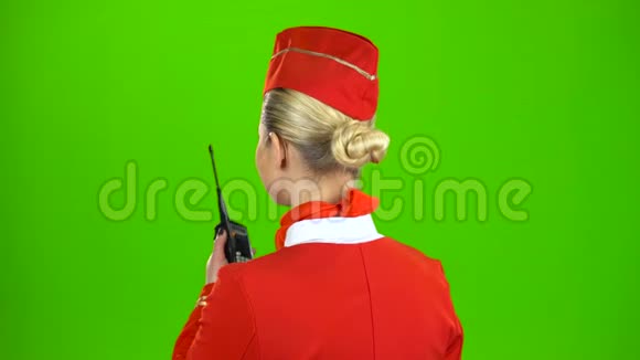 空姐在对讲机上讲话绿色屏幕背面视频的预览图