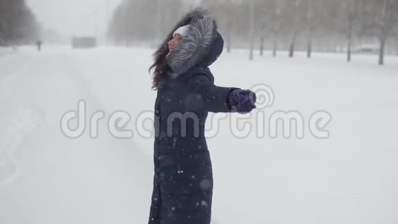 快乐在公园散步幸福的女人躺在雪地里视频的预览图