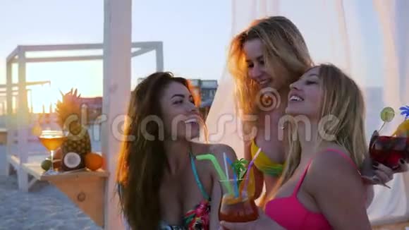 为朋友举办鸡尾酒会背光在异国度假胜地举办海滩派对热带的女伴视频的预览图