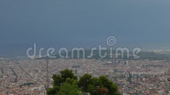 巴塞罗那全景从蒂贝达博山顶视频的预览图