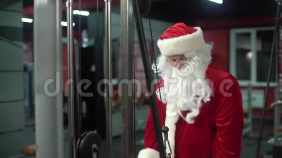 圣诞老人在健身房训练圣诞节圣诞老人在三头肌锻炼视频的预览图