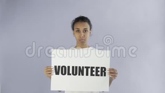 非洲裔美国女活动家灰色背景的志愿者海报视频的预览图