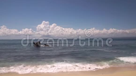 印度洋海水冲刷黄色沙质海岸视频的预览图
