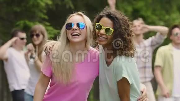 精力充沛的年轻人在公园里享受聚会夏季活动在户外跳舞视频的预览图