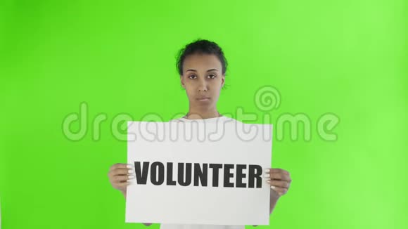 非洲裔美国女活动家在色度关键背景上张贴志愿者海报视频的预览图