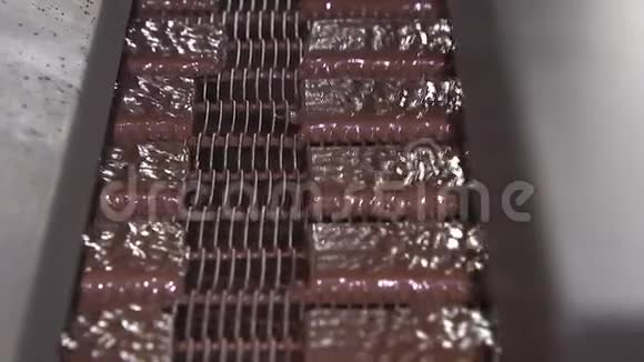 巧克力工厂巧克力沿着传送带移动视频的预览图