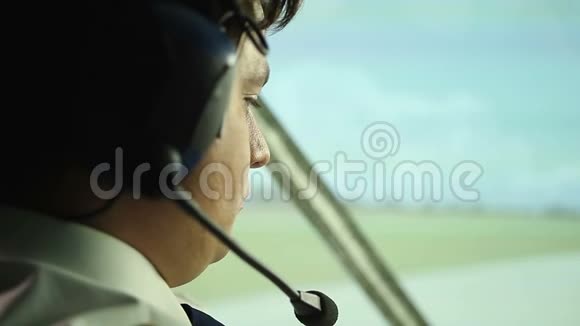 飞行员坐在驾驶舱里准备飞行起飞前很紧张视频的预览图