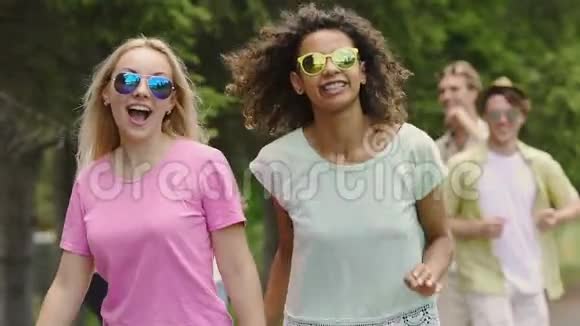 金发和黑发女孩在夏季泳池派对中玩得开心和朋友跳舞视频的预览图