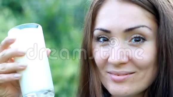 喝牛奶的女人牛奶凯菲酸奶视频的预览图