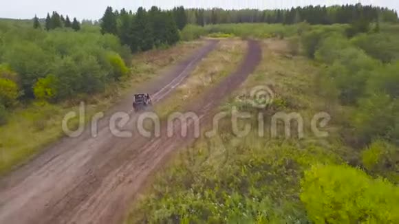 泥路上SUV驾驶的视野剪辑乡村肮脏的乡村道路上越野车高速行驶的俯视图视频的预览图