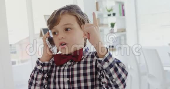 作为商务主管的孩子在用手机聊天视频的预览图