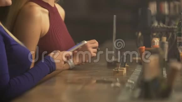 有魅力的女性在酒吧柜台点饮料调酒师视频的预览图