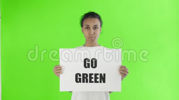非裔美国女孩活动家在色度关键背景上的拯救地球海报视频的预览图
