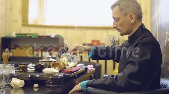 茶道主人喝白杯子里的茶视频的预览图
