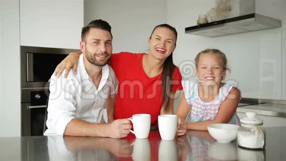 厨房幸福家庭的肖像他们有良好的心情一起度过时光视频的预览图