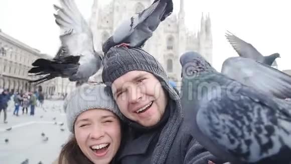 米兰多莫大教堂前带鸽子的快乐游客视频的预览图