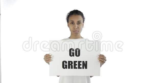 非洲裔美国女孩活动家白色背景的拯救地球海报视频的预览图