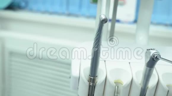 专业牙科仪器的特写媒体牙科办公室的金属各种无菌工具已准备就绪视频的预览图