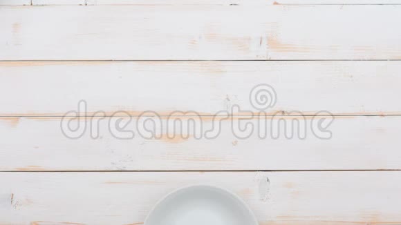 格兰诺拉配天然酸奶新鲜蓝莓坚果和蜂蜜美味的早餐或甜点顶部景观健康饮食视频的预览图